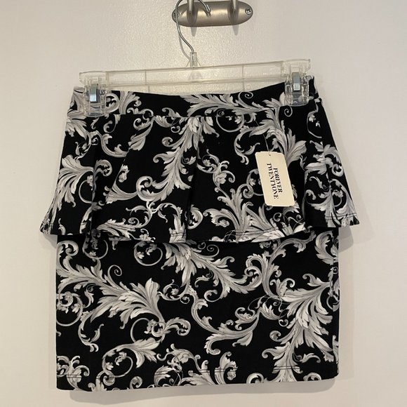 Forever 21 Patterned Peplum mini skirt - Picture 4 of 4